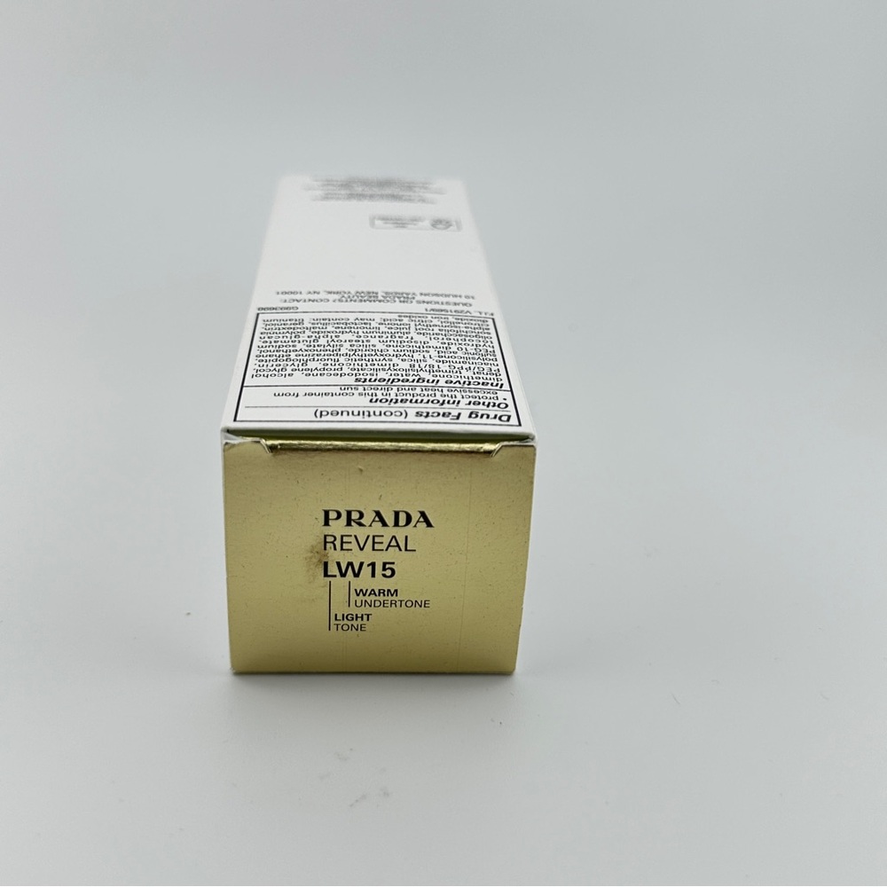 🆕 PRADA - Reveal Skin-Optimizing Refillable Soft Matte Foundation in LW15 NIB - Picture 7 of 8